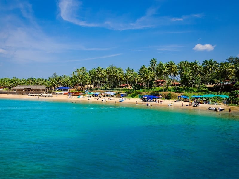 Indické pláže Goa sú zabúdaný exotický raj, nádherná smaragdová lagúna, farebné stánky na pobreží.