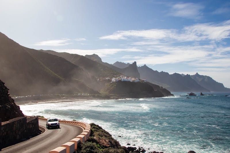 Rozbúrené more na Tenerife, vrátane úzkych ciest vedúcich pri pobreží.