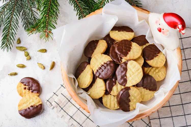 Vianočné sušienky namočené v čokoládovej poleve v šatke.