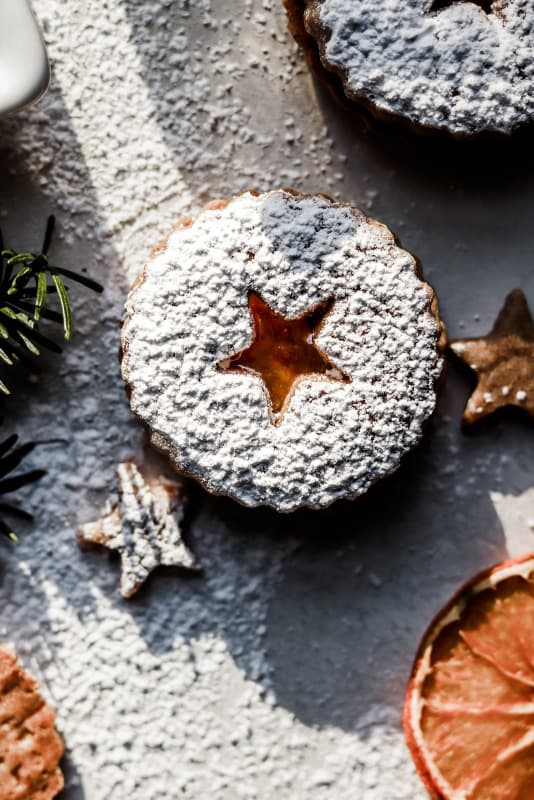 Pocukrované linecké koliesko plnené marmeládou.