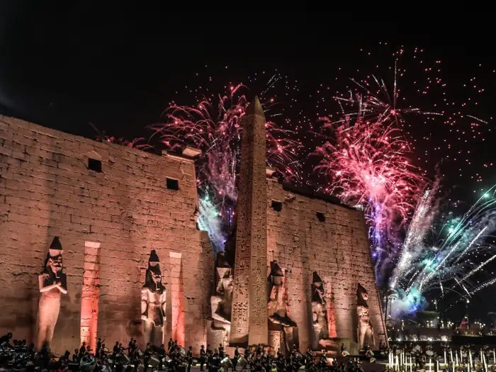 Ohňostroj na oslavu Silvestra v Egypte.