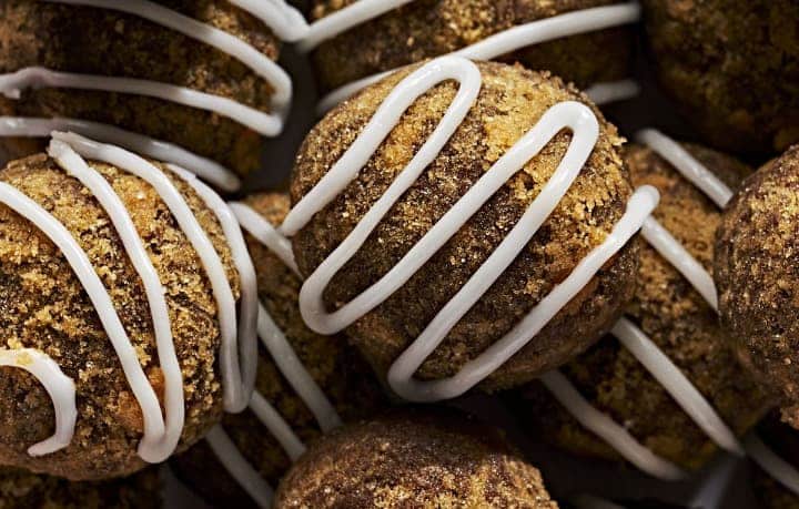 Hľuzovky z horkej čokolády a perníkového korenia, obalené v rozdrvených zázvorových sušienkach a ozdobené vanilkovou polevou.