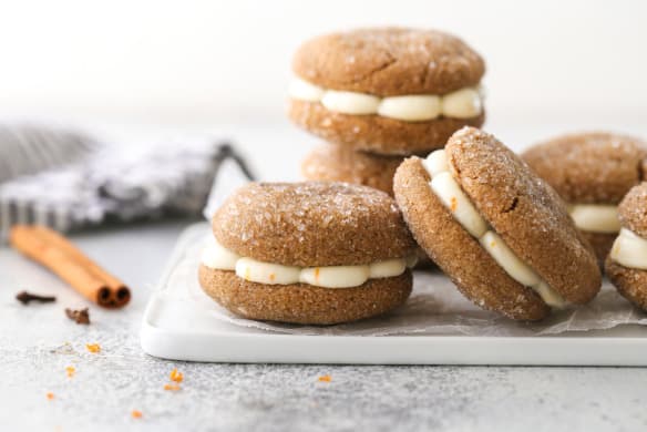 Perníčky z ražnej múky plnené maslovým krémom s mascarpone a pomarančovou kôrou.