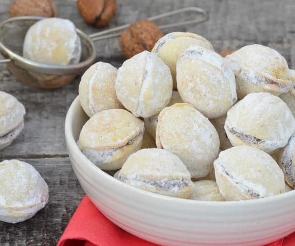 Orechy s chuťou vanilky a pomarančov plnené orieškovým mascarpone krémom v miske.