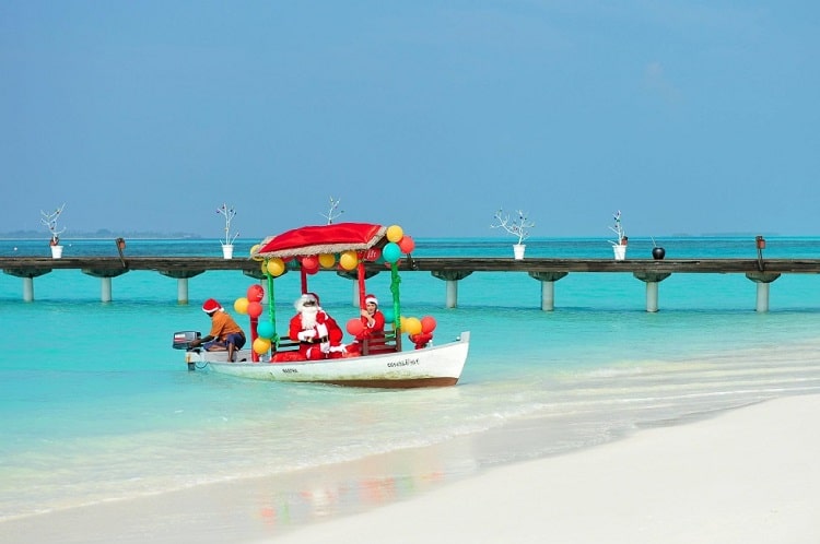 Santa Claus pripláva na pláž Malediv