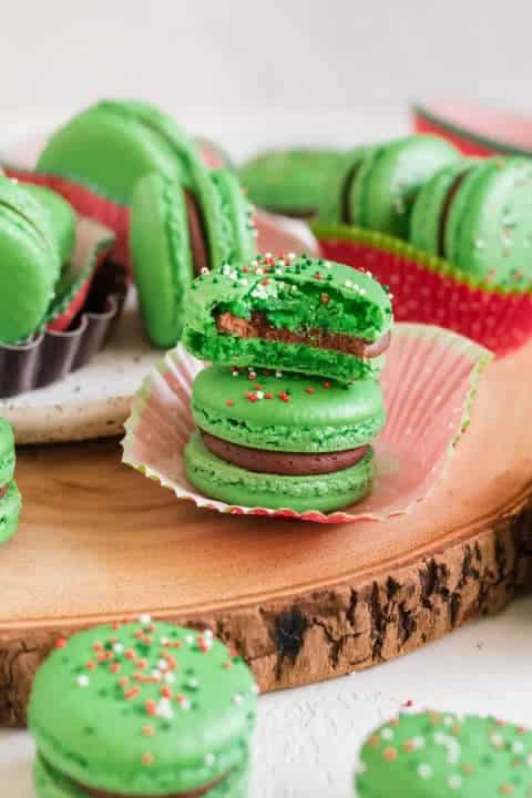 Zelené makrónky s vianočnými posypkami plnené krémovou a bohatou náplňou z horkej čokolády.