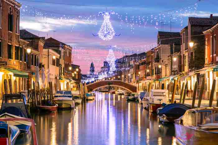 Vianočne vyzdobené benátske kanály.