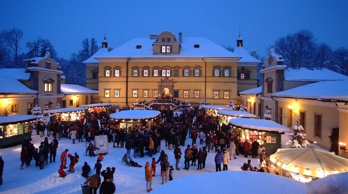 Adventné trhy na zámku Hellbrunn.