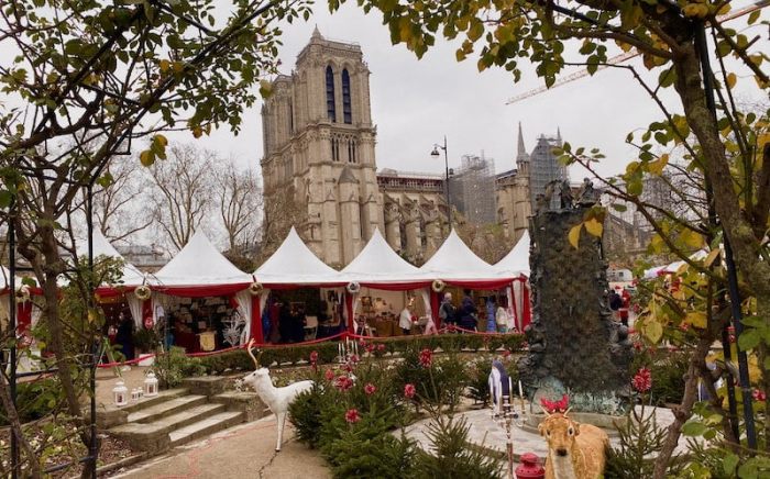 Vianočné trhy pri Notre Damme.