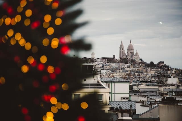 Vianočný strom v Montmartri v Paríži