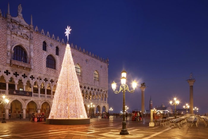 Vianočný strom pred Dóžacím palácom.