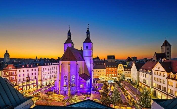 Regensburské vianočné trhy na námestí Neupfarrplatz.