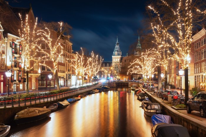 Vianočne osvetlené kanály v Amsterdame.